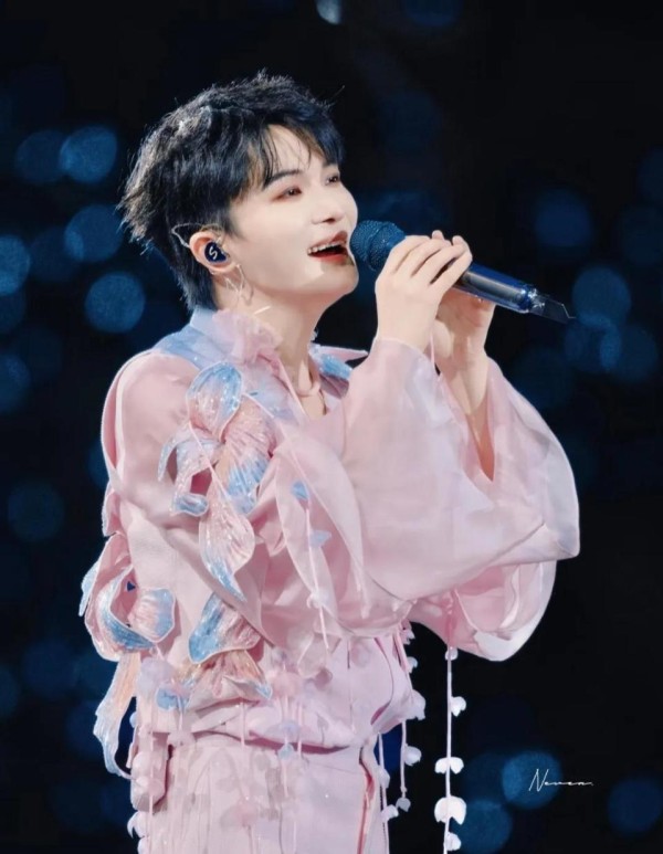 周深33岁还不谈恋爱，粉丝急了！了解他一天的行程后所有人闭嘴了