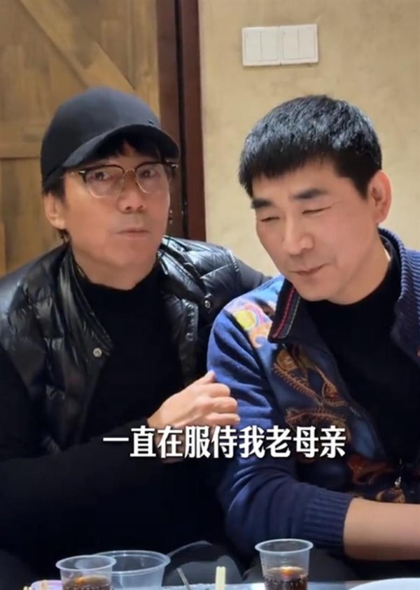 范明晒亲弟，家中兄弟仨，母亲住院9年都是弟弟照顾，称对不住他