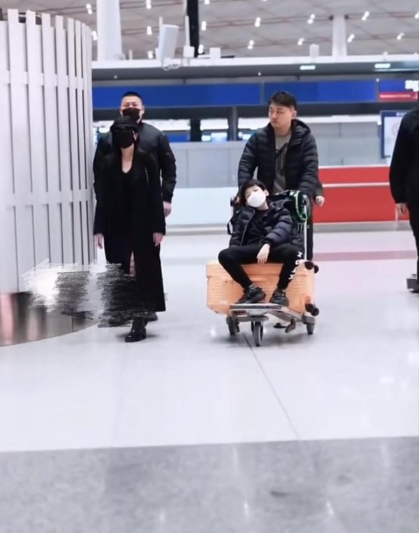 陈妍希好体面！让儿子陪陈晓过年，小星星坐行李箱上安睡好可爱