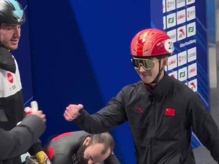 一只小企鹅踏冰而来!