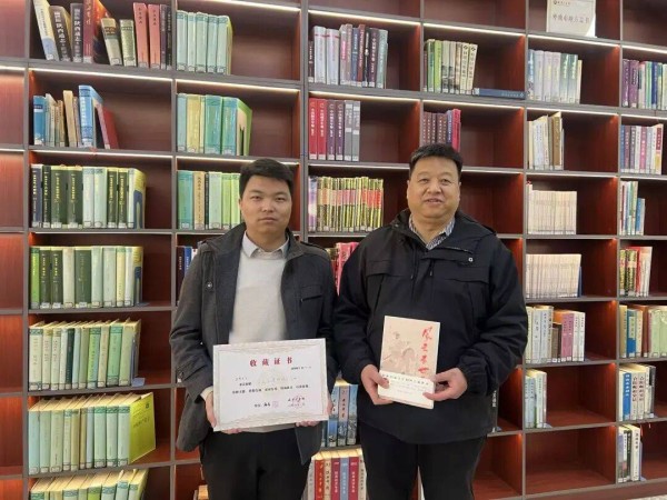 梁哲先生向咸阳图书馆捐赠图书