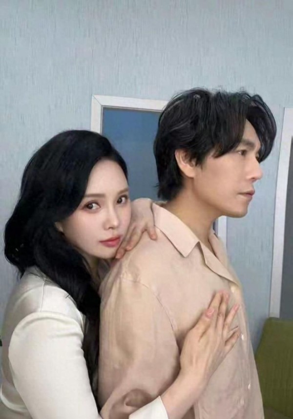 伊能静情人节晒全家福合影，和老公秦昊甜蜜比心，一家人幸福满溢