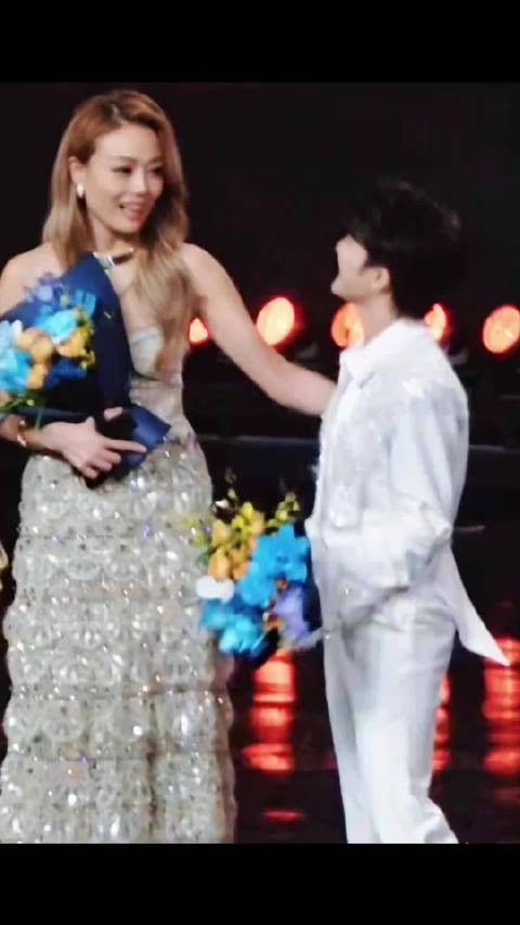 周深容祖儿微博之夜互动,绅士手举吊瓶引热议