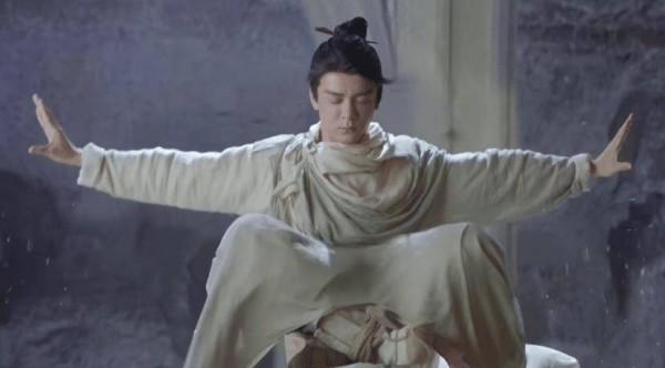 张无忌的师父中，有一位远强于张三丰，那人击败两位五绝却被删了