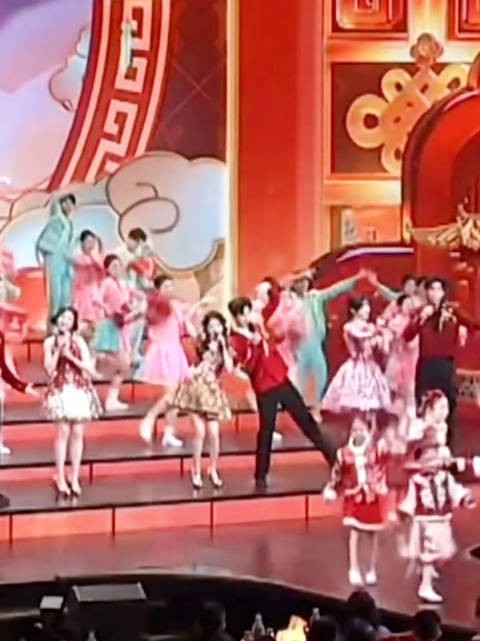 捡到两个好萌的像素小人 马年春晚部分节目单曝光