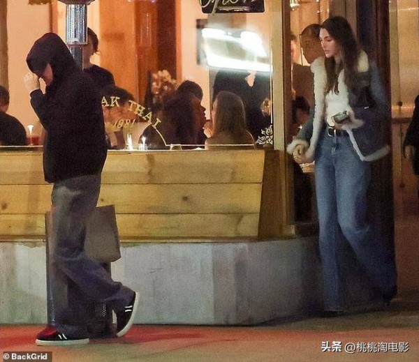 51岁小李子情人节撇下好哥们，只陪这位27岁超模女友