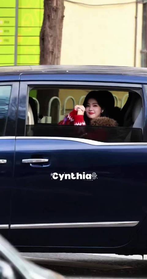 白鹿春晚上班喽，穿着红毛衣好喜庆嘞