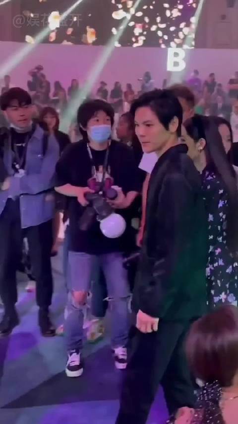 李雪健当场发飙吴京避让女星，路人镜头捕捉明星微表情