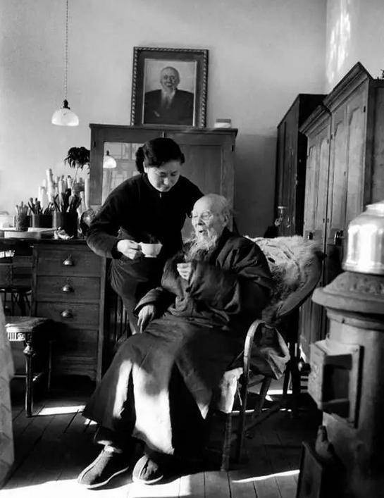 55岁齐白石看上朋友家18岁丫鬟,为示诚意送画一幅,如今拍价9200万