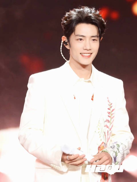 还有这个温温柔柔听观众一起大合唱的战