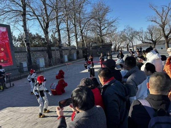 AI贺岁!大年初一颐和园机器人贺岁首秀喜气开场