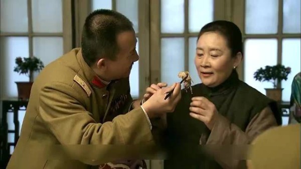 大妈准备毒死这群鬼子，狡猾的鬼子却让她先尝一口