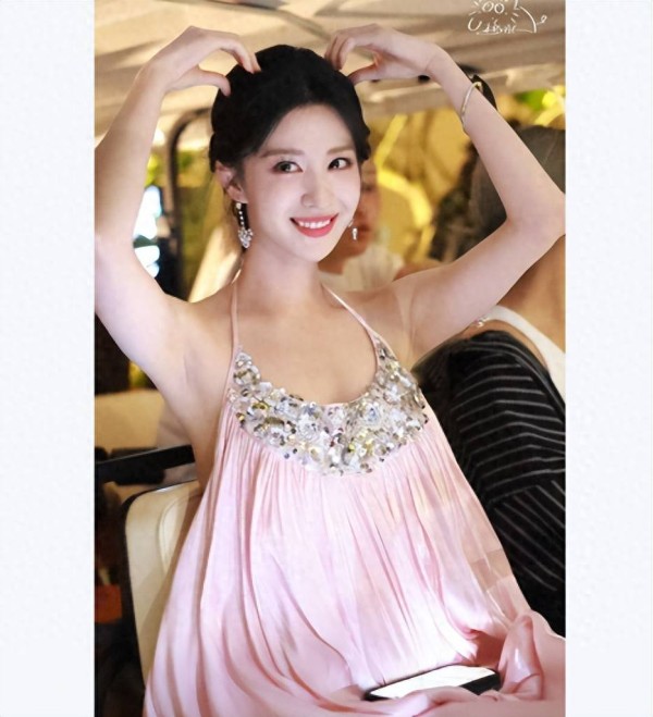 王楚然红色挂脖,手提大红灯笼,格外的喜庆!