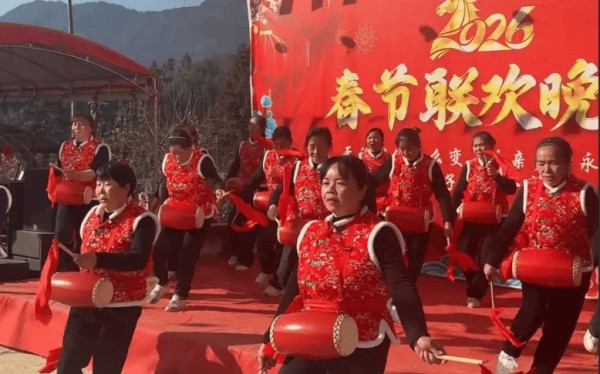 一家52口自办“春晚”，亲情是最浓的年味儿 | 新京报快评