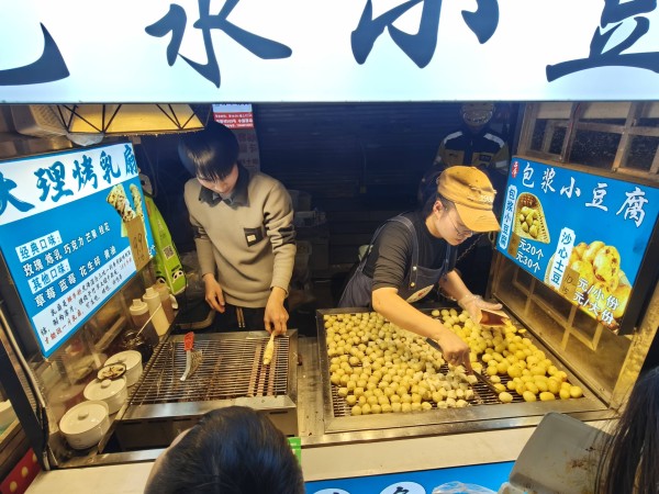 烟火升腾年味浓!昆明双桥夜市成春节“逛吃”打卡地