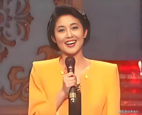 还原91年春晚，倪萍拿四张白纸“读”贺电，新人一出手就是教科书