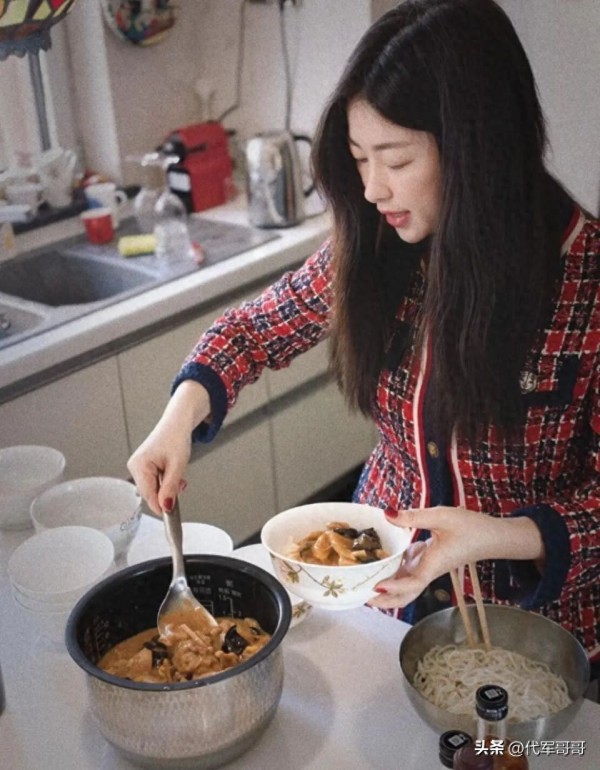 41岁朱珠回天津婆家过年,带女儿给100岁奶奶拜年,老公罕见出镜