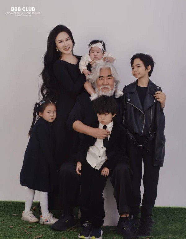 张纪中一家越南度假,74岁的他推婴儿车很吃力,杜星霖穿粉衣娇美