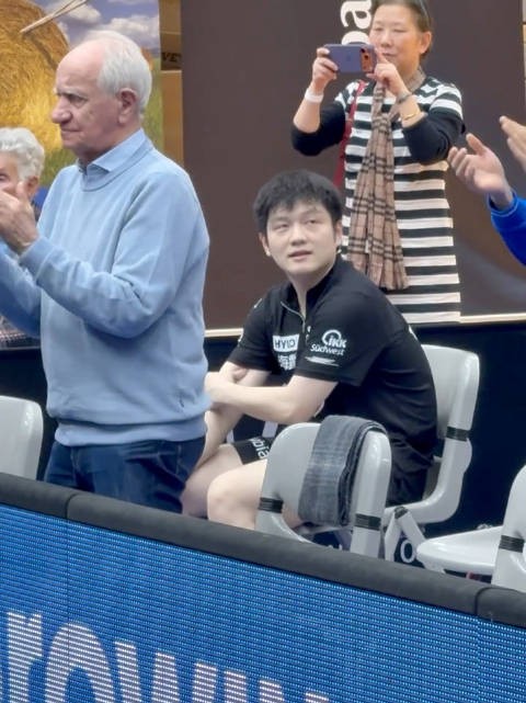 2.10 为小弗漂亮球高兴鼓掌的樊振东