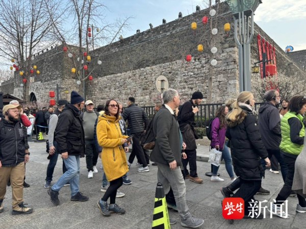 看花灯赏春梅吃火锅,欧洲旅游团在南京开心过大年