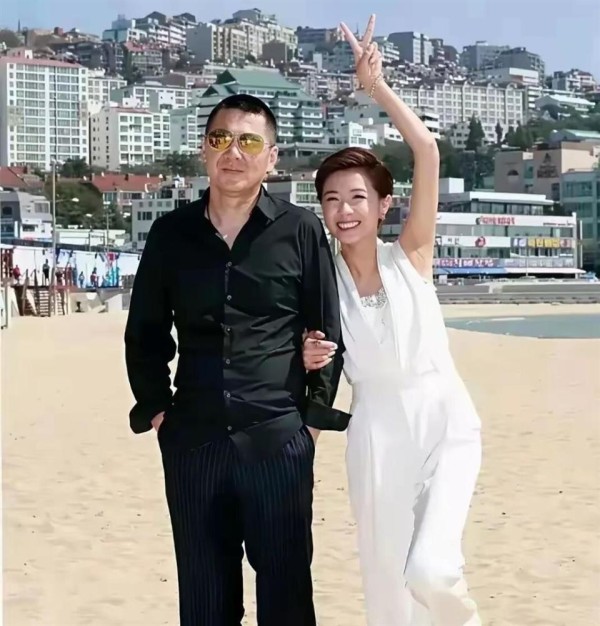 万茜真的很漂亮气质又好，在陈建斌身边活泼又顽皮，男帅女靓