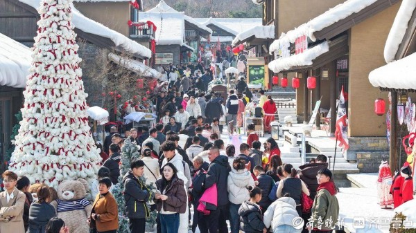日照天台山游人如织，武侠花灯+机器人热舞引爆新春狂欢