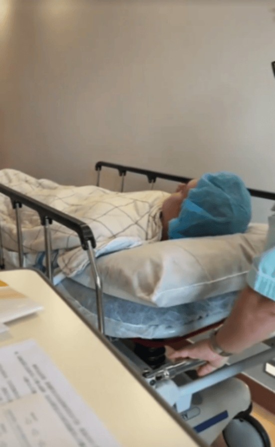 TVB力捧小生入院做手术，痛到面部扭曲变形，仍不忘坚持康复训练