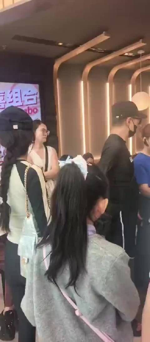 汪峰森林北出行看起来很恩爱啊,已经被偶遇好几次了