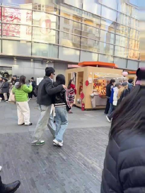 陆毅鲍蕾一家四口上海逛街被偶遇