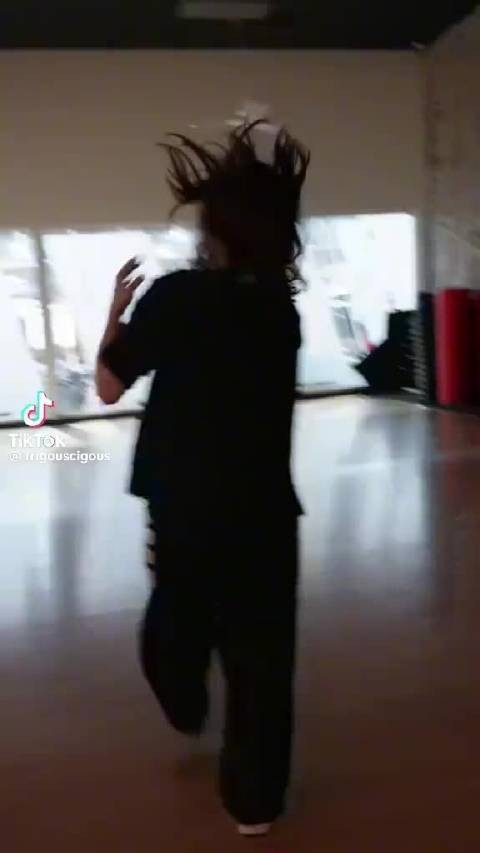 刘美贤模仿韩国歌手金珍妮《like JENNIE》MV里的舞蹈