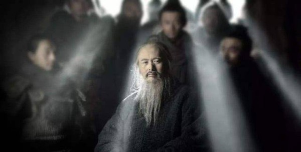 康熙见孔子墓后不拜，大臣灵机遮住碑上一字，随后立马下地跪拜！