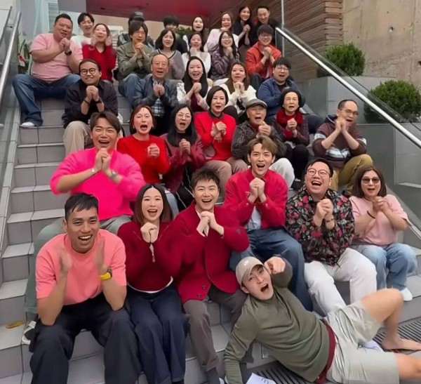 汪明荃新年家中超30位宾客拜年，6000万豪宅好热闹，360度无敌海景