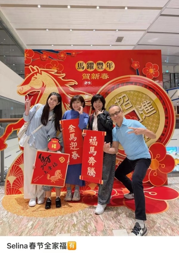 45岁任家萱晒全家福,穿蓝色百褶裙露腿部疤痕,胖到160斤很温柔