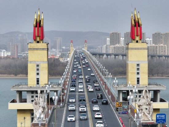 这是2月23日拍摄的南京长江大桥上的车流(无人机照片)。新华社发(刘建华 摄)