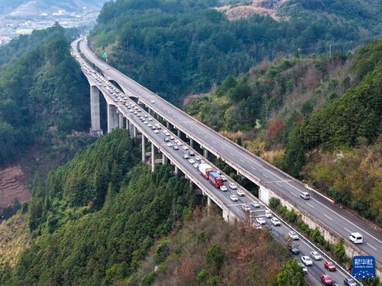 这是2月23日在厦蓉高速公路贵州省黎平县境内拍摄的返程车流(无人机照片)。新华社发(龙建睿 摄)