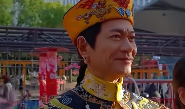 64岁男演员春节在景区打工，暴瘦引担忧！曾自曝不再拍戏