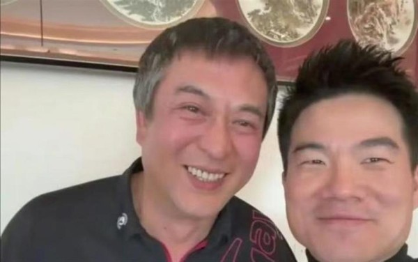 张嘉译近照曝光！整个人暴瘦头发全白，王海燕换新发型，像两代人