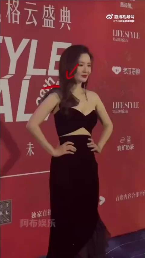 张萌参加活动时肩带意外断裂，场面真是有些尴尬