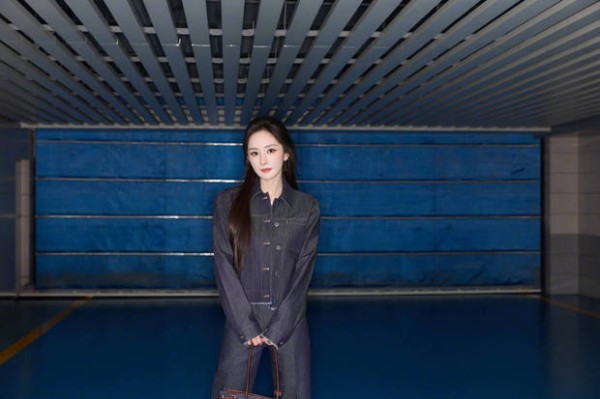 杨幂气质优雅自信 公主风披发甜酷感拉满