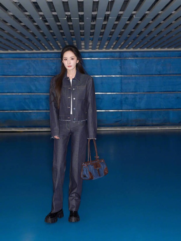 杨幂身材窈窕。