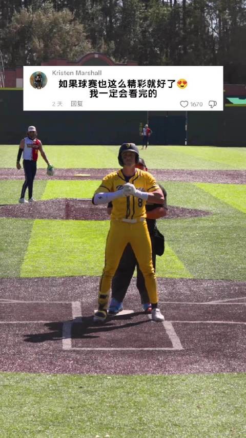 体育生球场上大跳霉霉新歌Opalite，紧身裤把下半身曲线勒的格外明显！