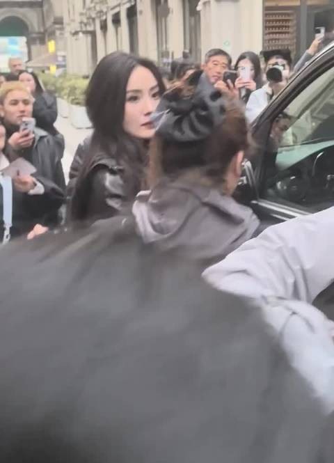 杨幂现身米兰街头无口罩购物，身材比例引注目