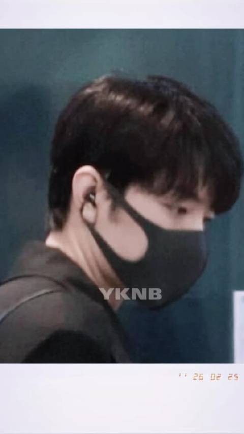 肖战2/25凌晨出发北京机场安检登机路透合集，顺毛好幼好萌呀！