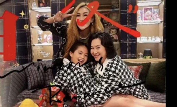 何超琼春节到何超盈豪宅做客,抱着6岁外甥女合照,豪宅布置喜庆