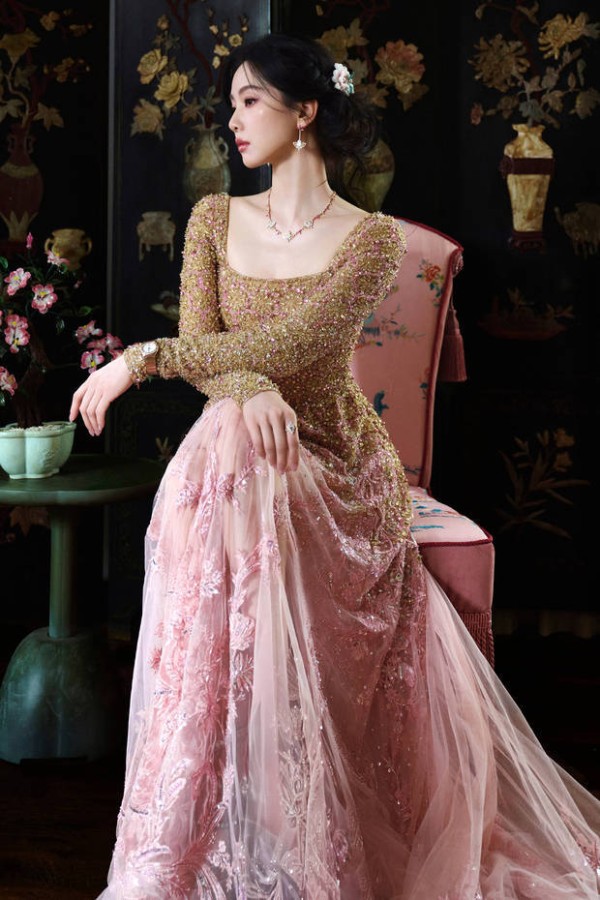 刘诗诗身着鎏金长裙 头戴非遗绒花格外吸睛