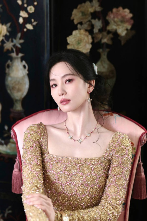 刘诗诗天鹅颈好吸睛。