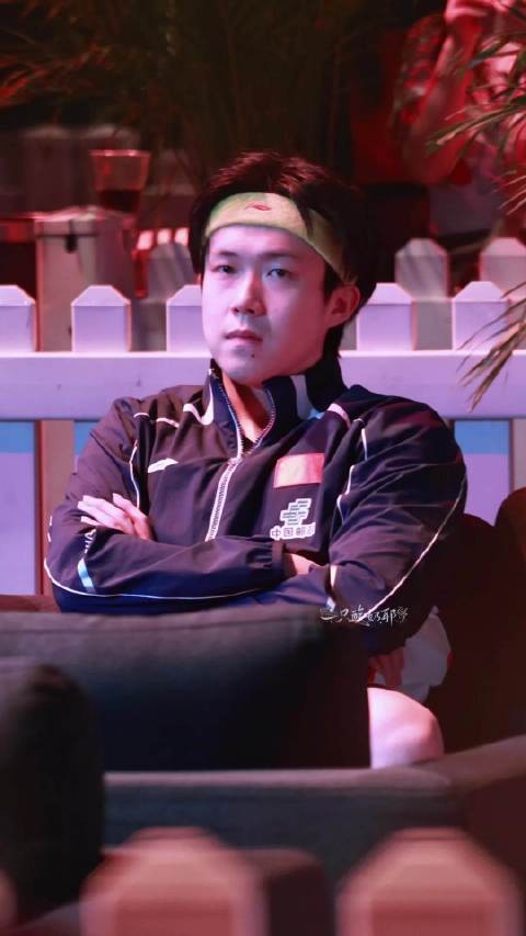 冷脸帅哥在思考