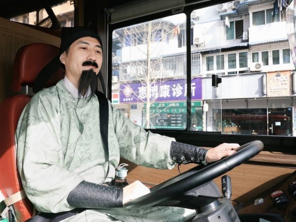 李白、杜甫“开公交”？成都“诗词之路”观光线延长运营至元宵