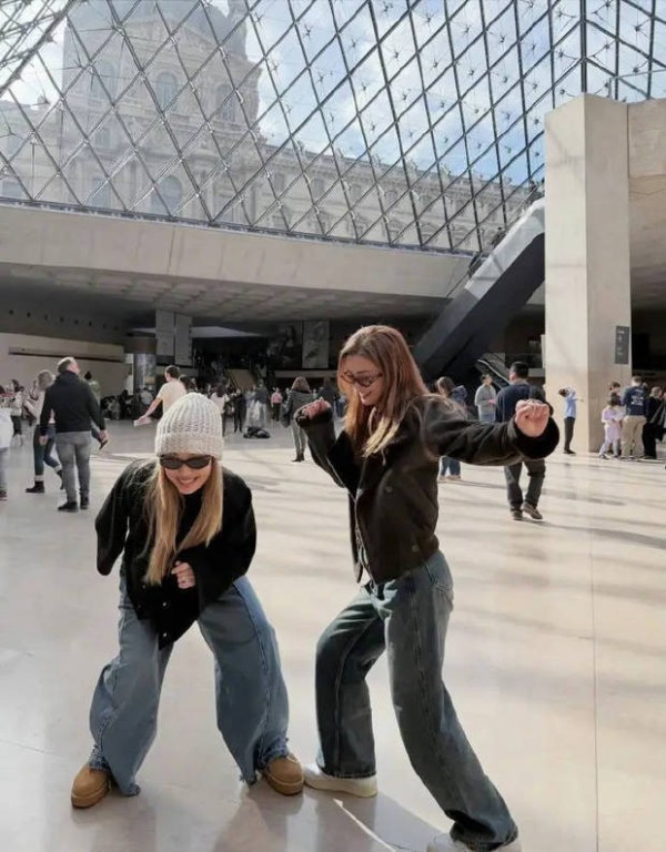 阿Sa容祖儿表情搞怪。