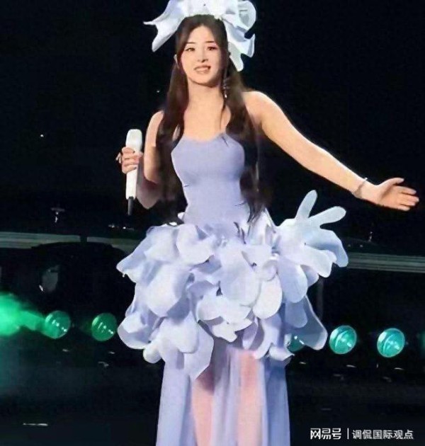 37岁张含韵回老家过年，打麻将吃美食胖出圈，还帮外甥女赶作业